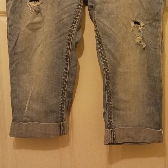 Women's Express jean capris - Picture 2 of 7